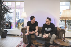 Abel Meyer (links) und Sören Feith (rechts) sitzen auf einem Sofa bei Klick in Aurich und unterhalten sich